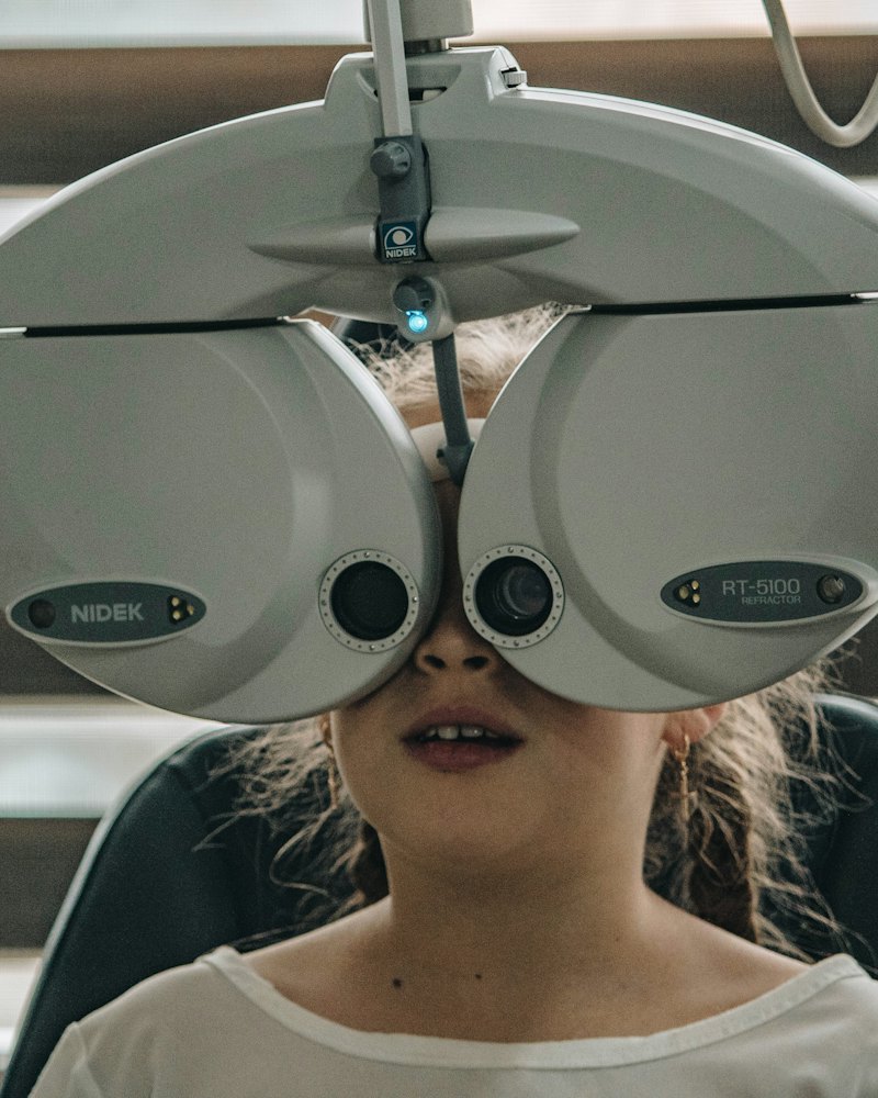 Pessoa fazendo exame de vista em um aparelho de optometria