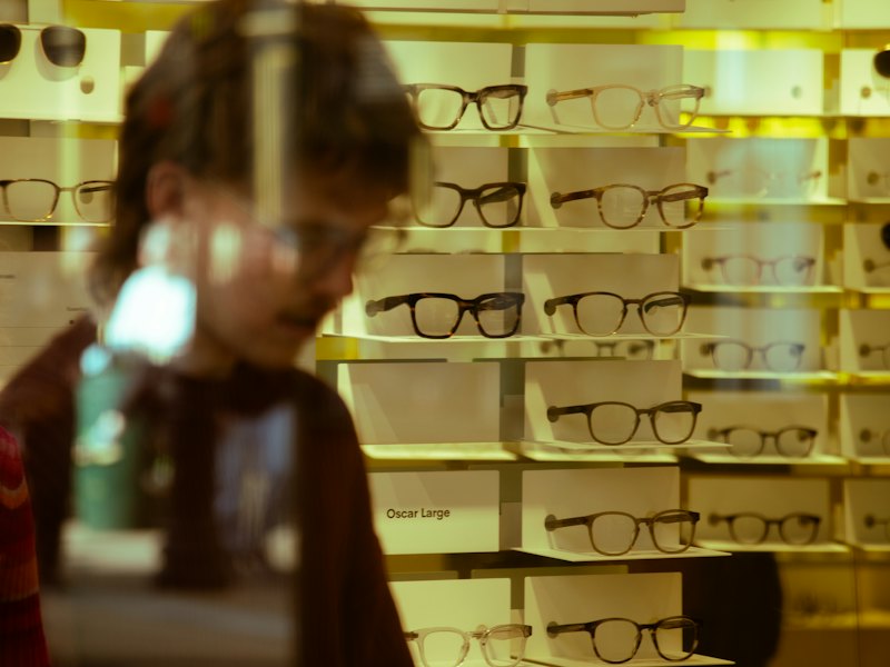 Pessoa olhando óculos em uma vitrine